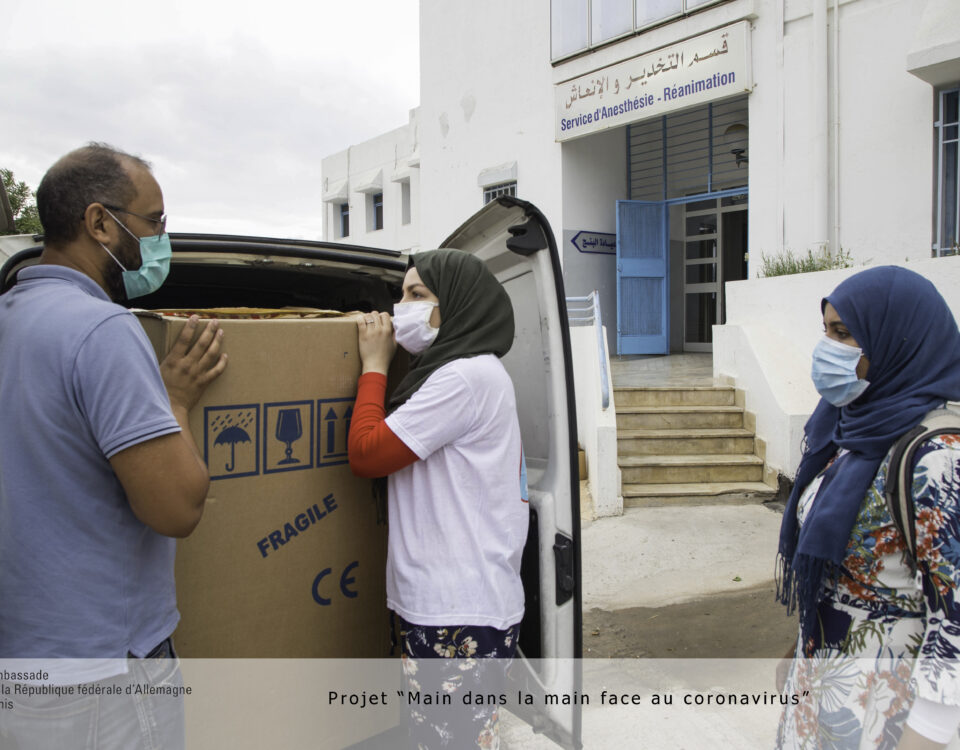 Main dans la main face au coronavirus 2