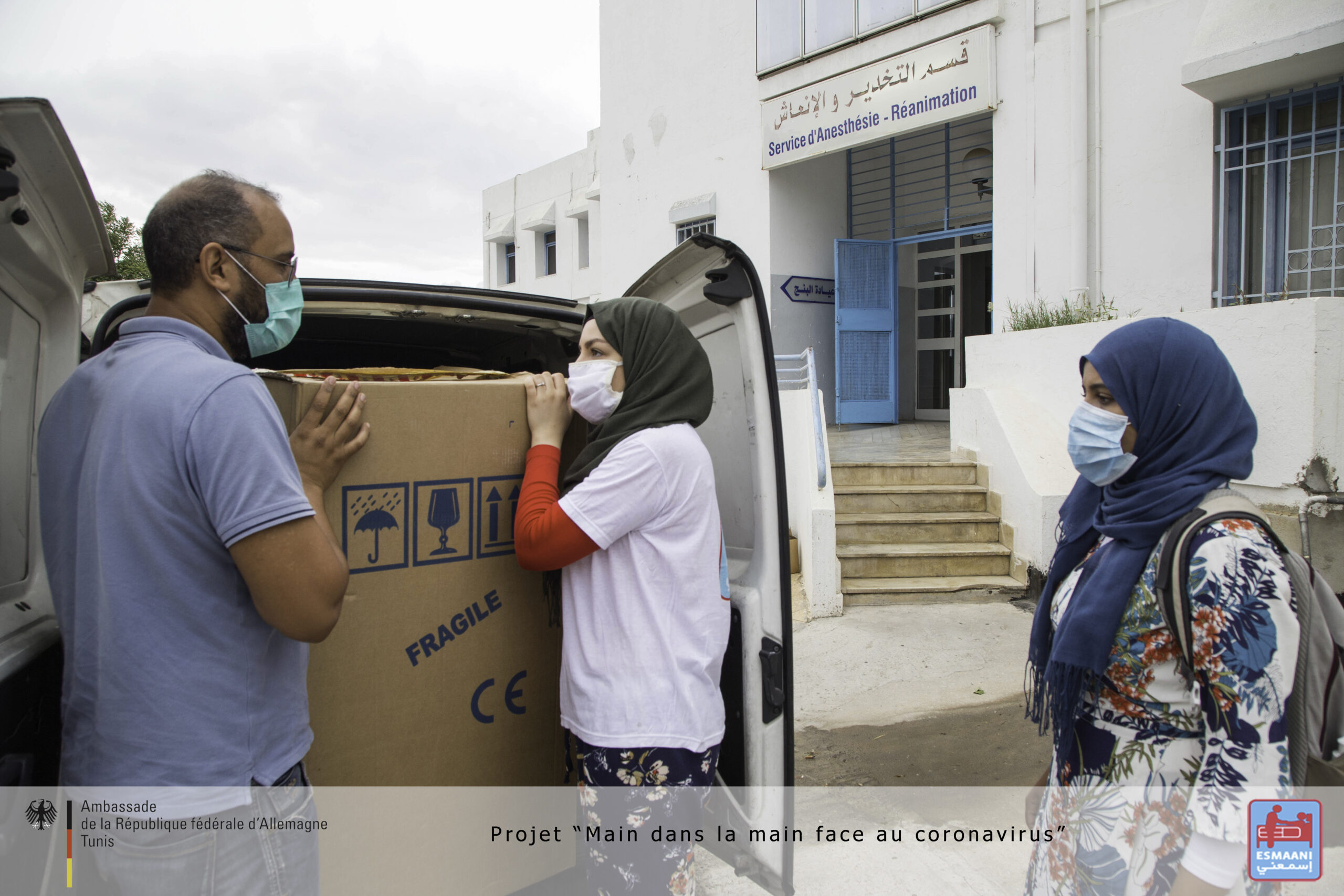 Main dans la main face au coronavirus 2