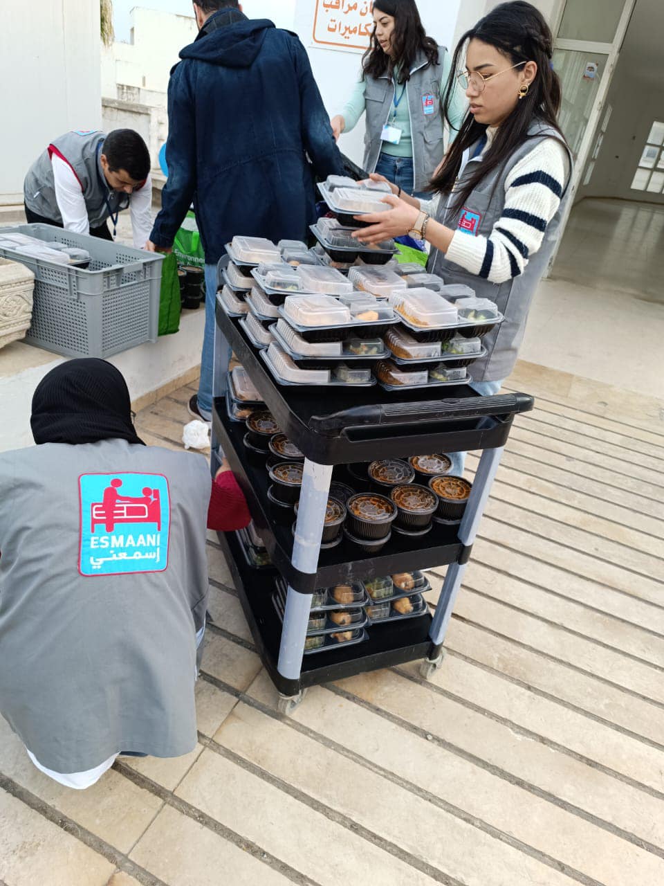 Main dans la main face au coronavirus